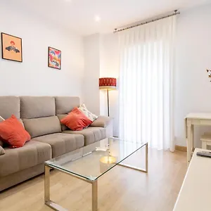 Charming 2 Bedroom Triana Bridge By Oui Apartment